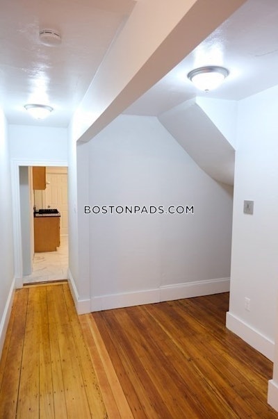Dorchester Sunny 4 Bed 1 bath available NOW on Howell St in Boston! Boston - $4,600