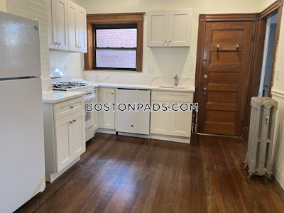 Brookline 3 Beds 1 Bath  Beaconsfield - $4,995